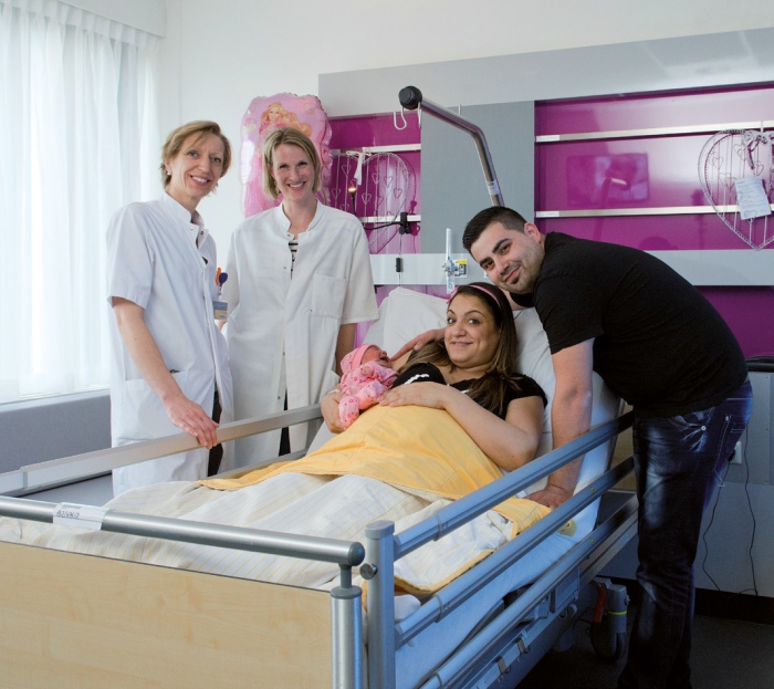 Foto rechts: v.l.n.r. gynaecoloog Tamara Verhagen en kinderarts Lonneke van Onzenoort met de trotse ouders van Kayra.